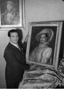Paolo Silveri vor seinem Porträt als Don Giovanni, eine seiner berühmterssen Partien/HeiB