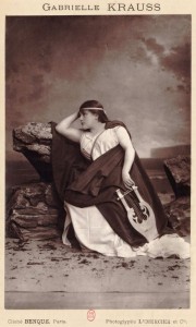 "Marchesi School": die berühmte dramatische Sängerin gabrielle Krauss als Gounods Sapho in einer Fotographie von Benque/Gallica