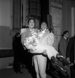 Ein Bild aus glücklichen Tagen: Ivo Vinco mit Ehefrau Fiorenza Cossotto in Rossinis "Pietra del Paragone" an der Piccolo Scala/Foto Scala/Picagliani