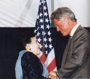 Licia Albanese wird 1995 von Präsident Clinton die Medal of Artistic Award der USA überreicht/Bridge Puglia UA