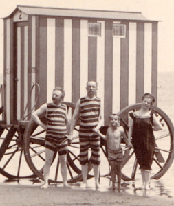 Familie Strauss mit dem Schauspieler Emil Tschirch (l.) vor einem Umkleidewagen auf Sylt.