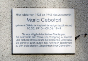 Gedenktafel an ihrem Berliner Wohnhaus an der Hessenallee 12 - Foto: Winter