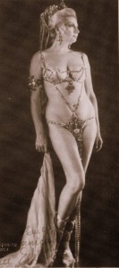 Andrée Esposito als Thais/Heinsen/Esposito