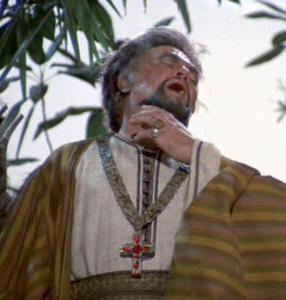 Otello ist von Desdemonas Untreue besessen - Screenshot aus dem Film.