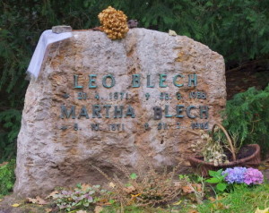 So sieht der Grabstein von Leo Blech und seiner Frau Martha jetzt aus. Besucher legen oft Blumen nieder. Foto: Winter 