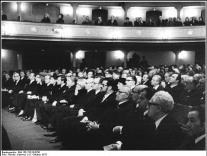 Trauerfeier für Walter Felsenstein 1975/ Foto Reiche/ Bundesarchiv/ Wikipedia