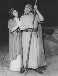 Ein Bild auf den Anfängerzeit  1953 in Schwerin: Hanne-Lore Kurse als Frick im "Rheingold". Wotan ist Heinrich Geduldig. Foto: OBA