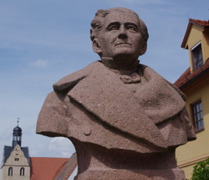 Das Denkmal des Komponisten auf dem Marktplatz wurde dem ursprünglichen Bronzeguss nachgebildet.