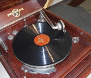 Auf dem Grammophon aus der Sammlung des schottischen Historiker Ian Lilburn werden Loewe-Platten gespielt.