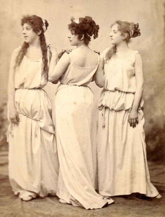 Band I, Abb. 135: Drei Grazien, wie sie im Venusberg des Tannhäuser 1891 aufgetreten sind. Foto: Nationalarchiv der Richard-Wagner-Stiftung Bayreuth