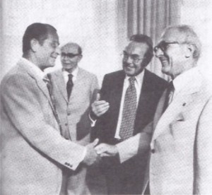 Hans Pischner nimmt mit Erich Honecker das Defilé der Vorsitzenden der DDR-Künstlerverbände, links Konrad Wolf, Präsident der Akademie der Künste der DDR/integralart.de