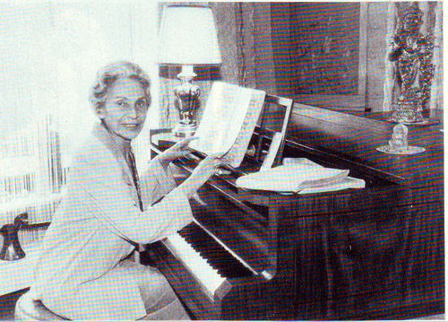 Hanna Ludwig: am Klavier in der Hegigasse 7/ Sammlung Ludwig