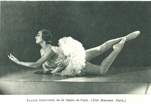 Yvette Chauviré dans le Grand pas classique de Victor GSOVSKY, ballet créé pour elle et Wladimir Skouratoff en 1949. Ce Pas de deux est ensuite entrée au répertoire du Ballet de l’Opéra en 1964. Foto DR