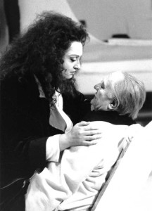 Françoise Pollet (Ariane) face à Gabriel Bacquier (Barbe-Bleue) dans Ariane et Barbe-Bleue de Paul Dukas au Théâtre du Châtelet en 1991. © Marie-Noëlle Robert/ tutti-magazine.fr/ Pollet