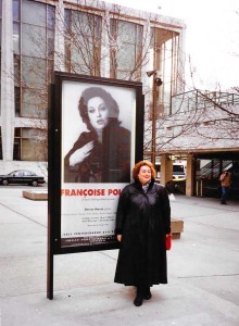 Francoise Pollet in New York 1994 vor ihrem Poster an der Met/ Pollet