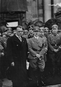 Operette: Arthur Seyß-Inquart standing next to Adolf Hitler in Vienna, 1938. (Photo: Bundesarchiv Bild 119-5243)/ ORCA