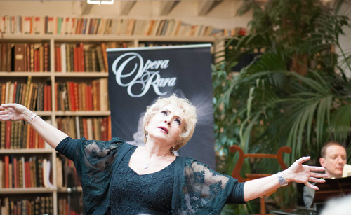 Nelly Miricioiu: "Library talk" bei Opera Rara, London/ Foto Duncan Russell/ Dank an Opera Rara