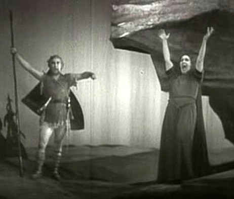Frida Leider als Brünnhilde und Max Lorenz als Siegfried in der Bayreuther Götterdämmerung von 1934. Der Screenshot stammt aus einem Filmdokument mit Tonspur, das im Buch nicht erwähnt wird.