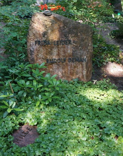 Das gemeinsame Ehrengrab von Frida Leider und Rudolf Deman auf dem Friedhof Heerstraße am Berliner Olympiastadion. Foto: Winter